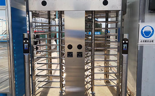 青岛人脸识别闸机圆柱全高转闸安装案例 - {dede:global.cfg_webname/}